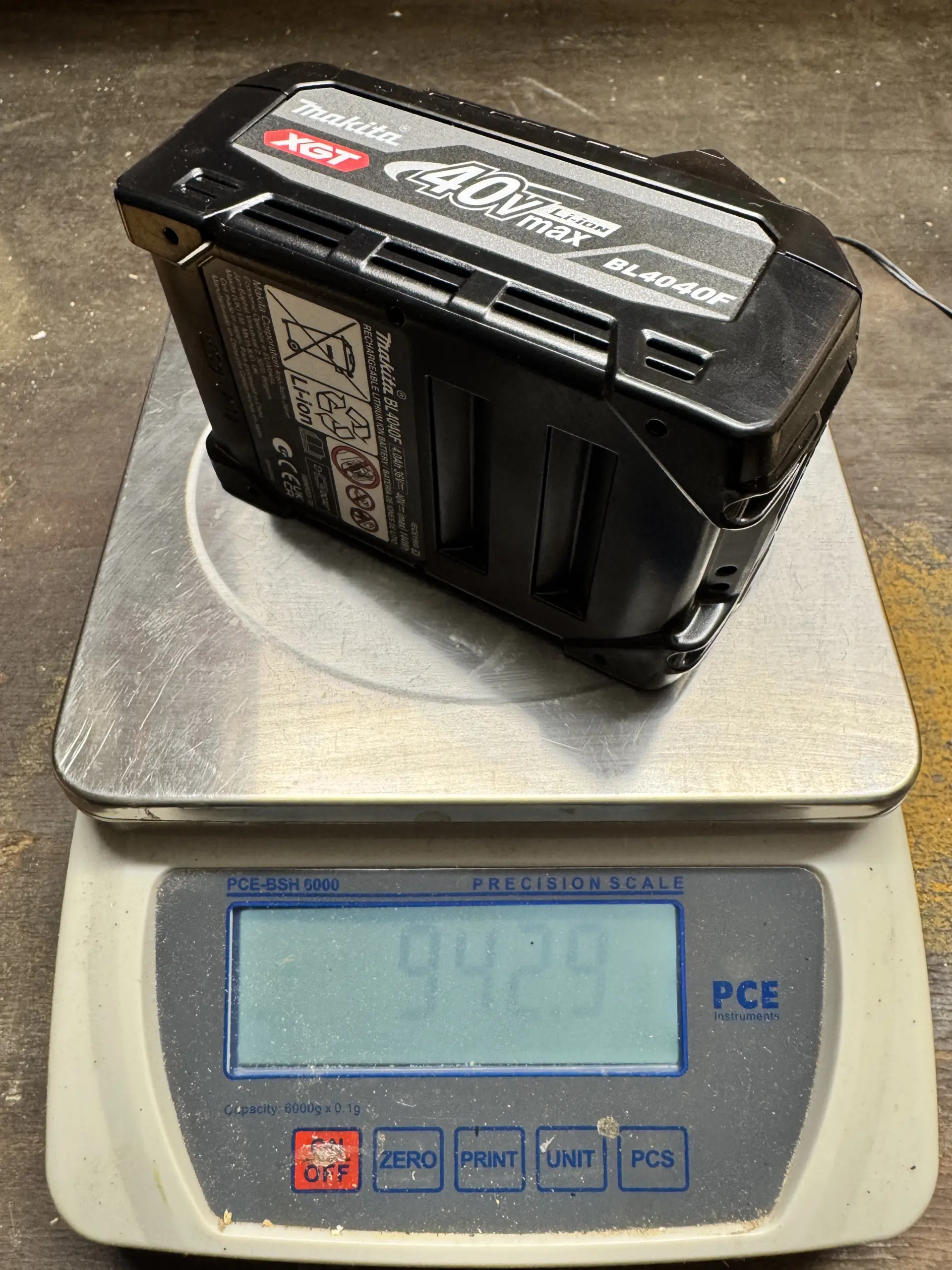Makita BL4040F XGT Akku auf einer Waage zur Gewichtskontrolle