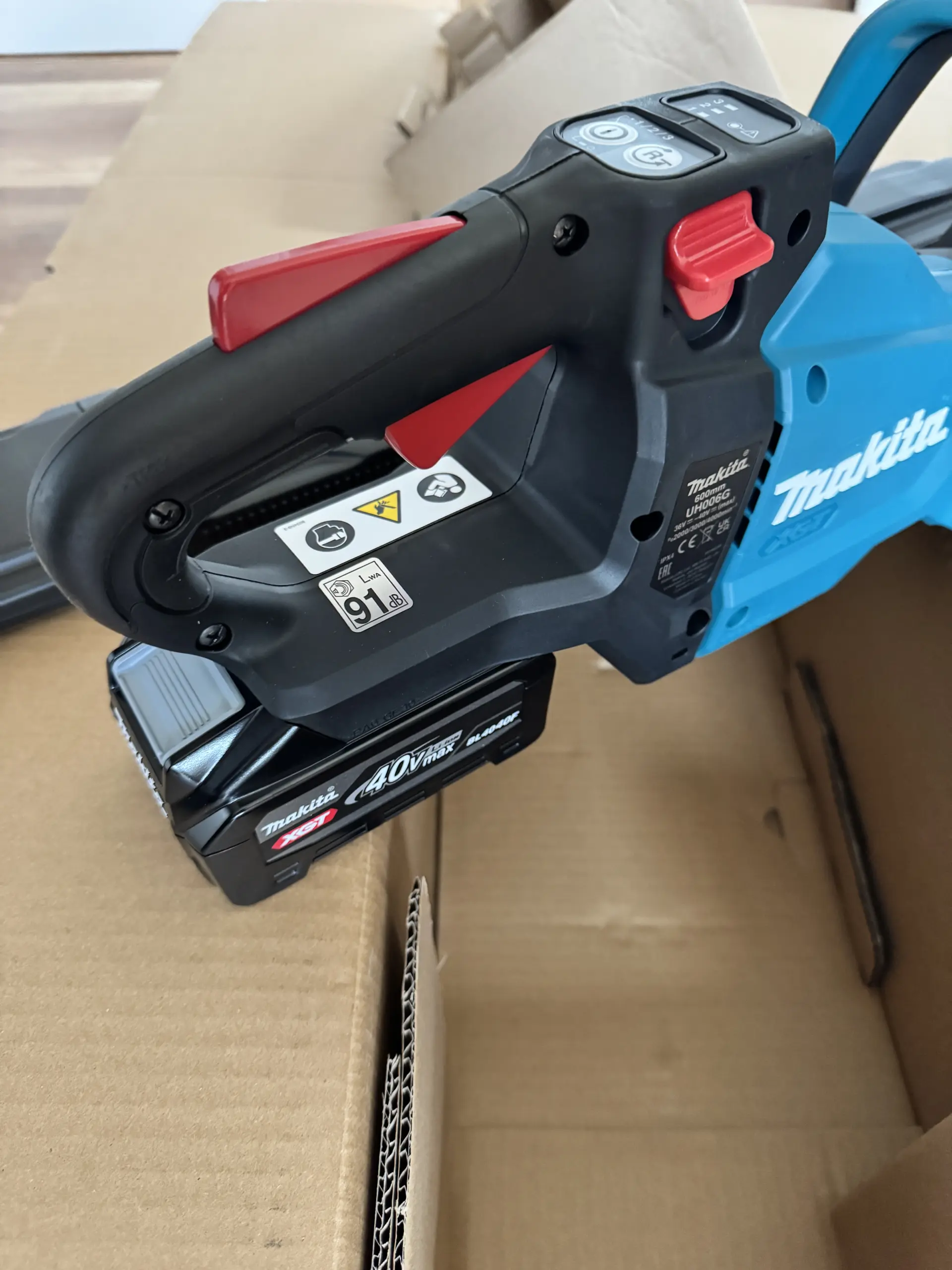 Makita BL4040F XGT Akku an einer Makita UH006G Heckenschere