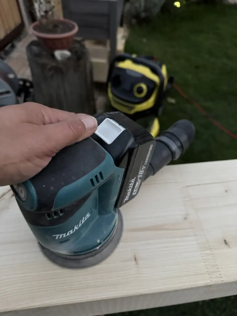 Exzenterschleifer kaufen – Makita DBO180 mit 125 mm beim Carport schleifen