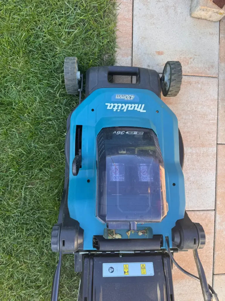 Makita DLM432 beim Nachmähen einer vom Mähroboter stehen gelassenen Rasenkante