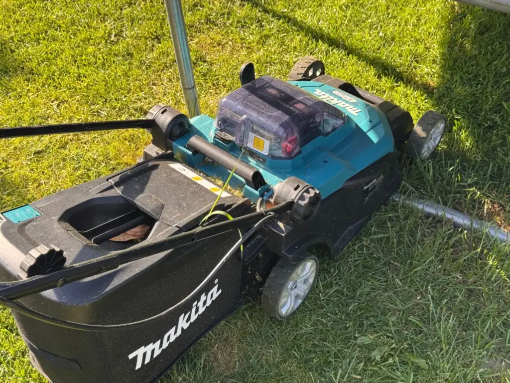 Makita DLM432 beim Nachmähen einer Restfläche am Trampolin