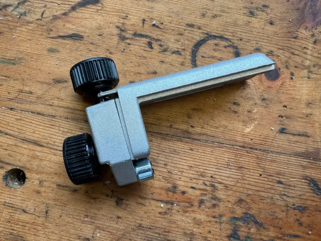 Makita DRT50 Kantenführung mit kleiner Metallrolle und zwei schwarzen Einstellrädern