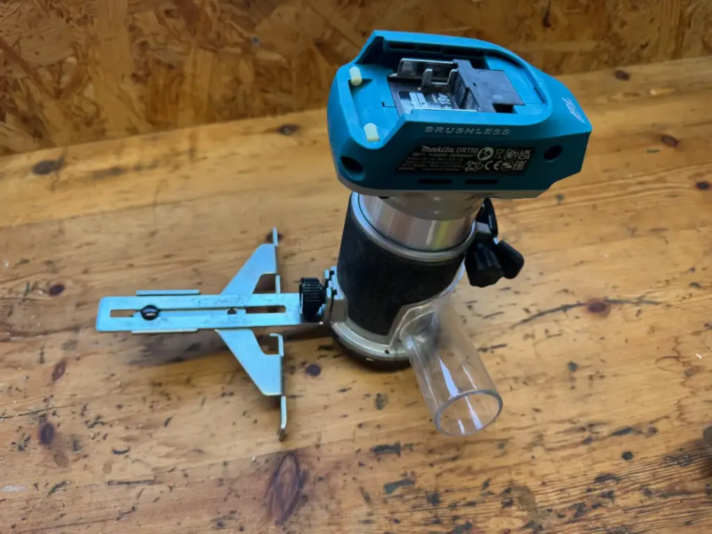 Makita DRT50 mit montiertem Parallelanschlag in der Gesamtansicht