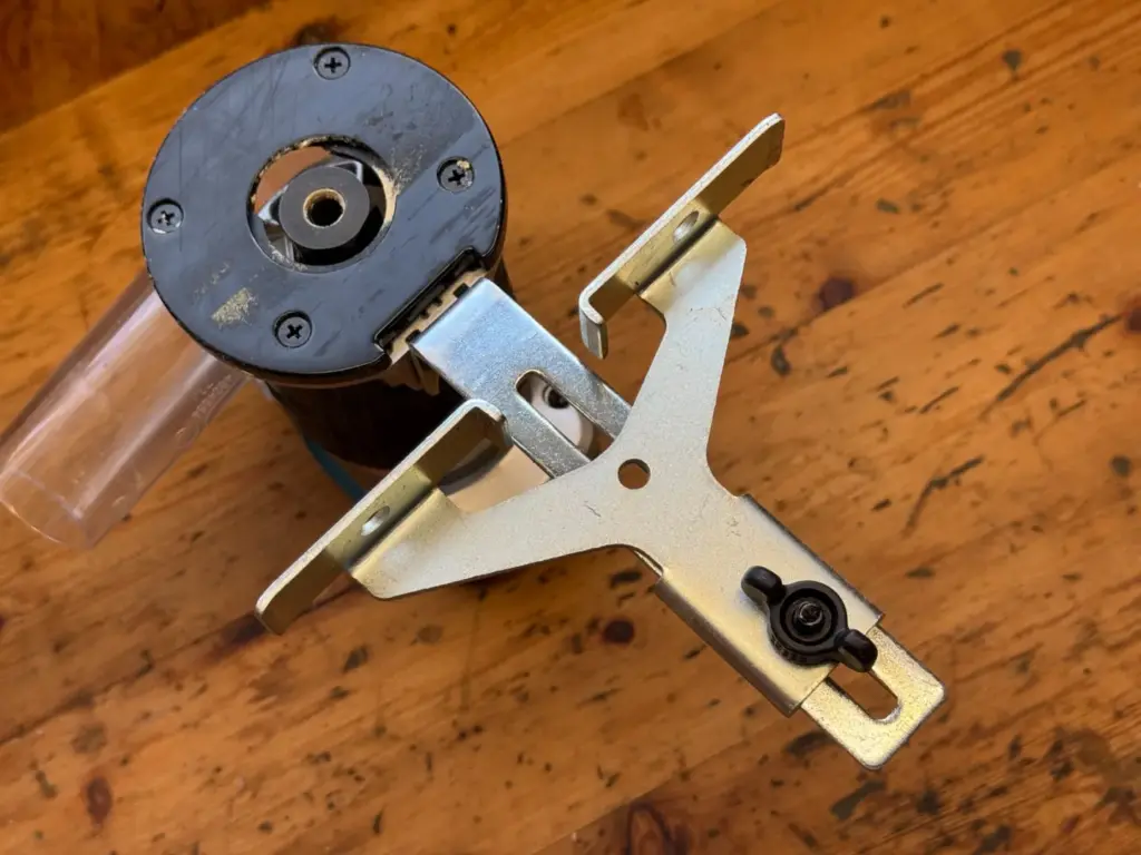 Makita DRT50 Kantenfräsenmodul von unten mit montiertem Parallelanschlag und Fixierung