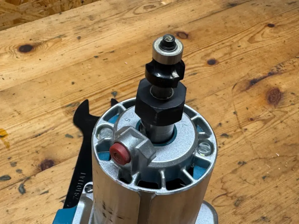 Radius-3-mm-Fräser mit Anlaufring in meiner Makita DRT50 für Rhombusleisten