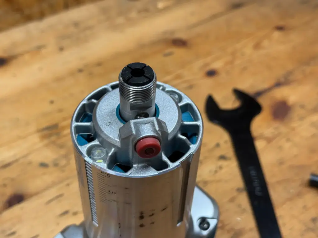 Eingesetzte 8-mm-Spannzange am Fräsmotor der Makita DRT50