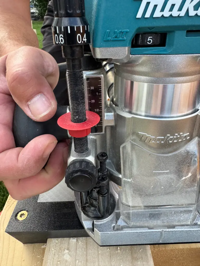 Tiefenanschlag und Skala am Makita Oberfräsenmodul