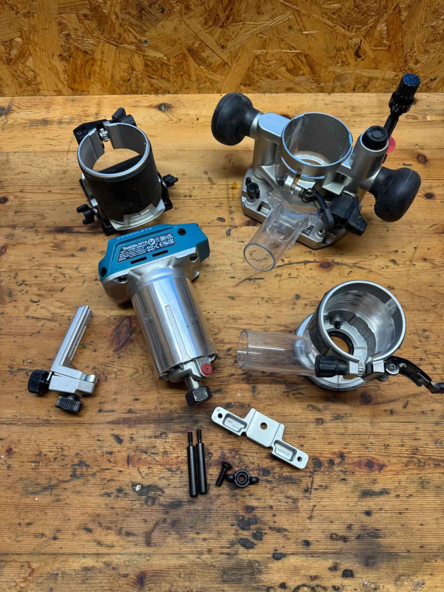 Makita DRT50 Zubehör im eigenen Set: Sechs nummerierte Teile von Winkelfräsmodul bis Führungshalter