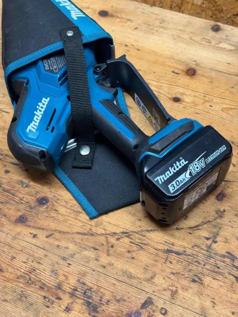 Makita DUC101 mit 3-Ah-LXT-Akku im Holster 1913K4-9 seitlich