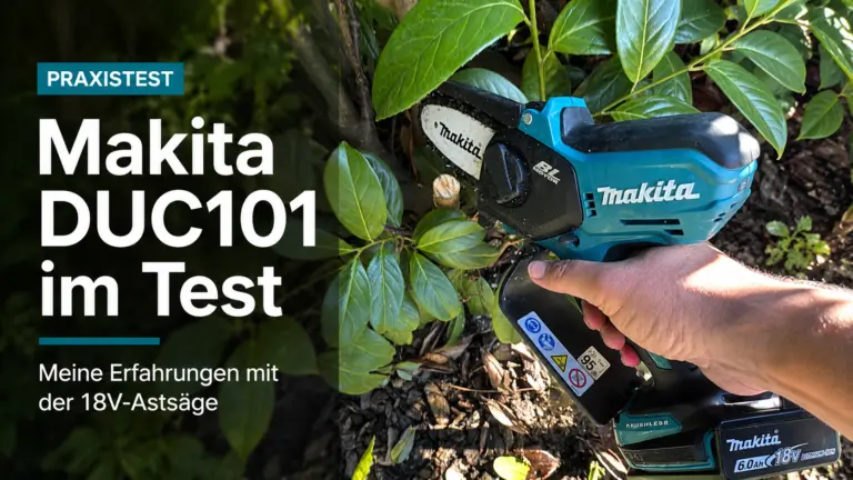 Makita DUC101 18V-Astsäge beim Rückschnitt eines Kirschlorbeers im Praxiseinsatz