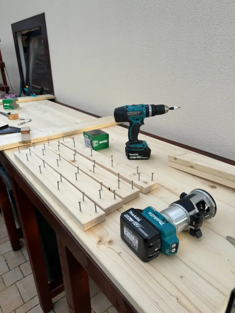 Vorbereitete Deckelbretter mit Makita DRT50, DHP453 und eingeschraubten Schrauben