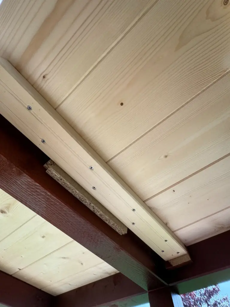 Bretter auf der Unterseite eines Holzdeckels mit verschraubter Querleiste