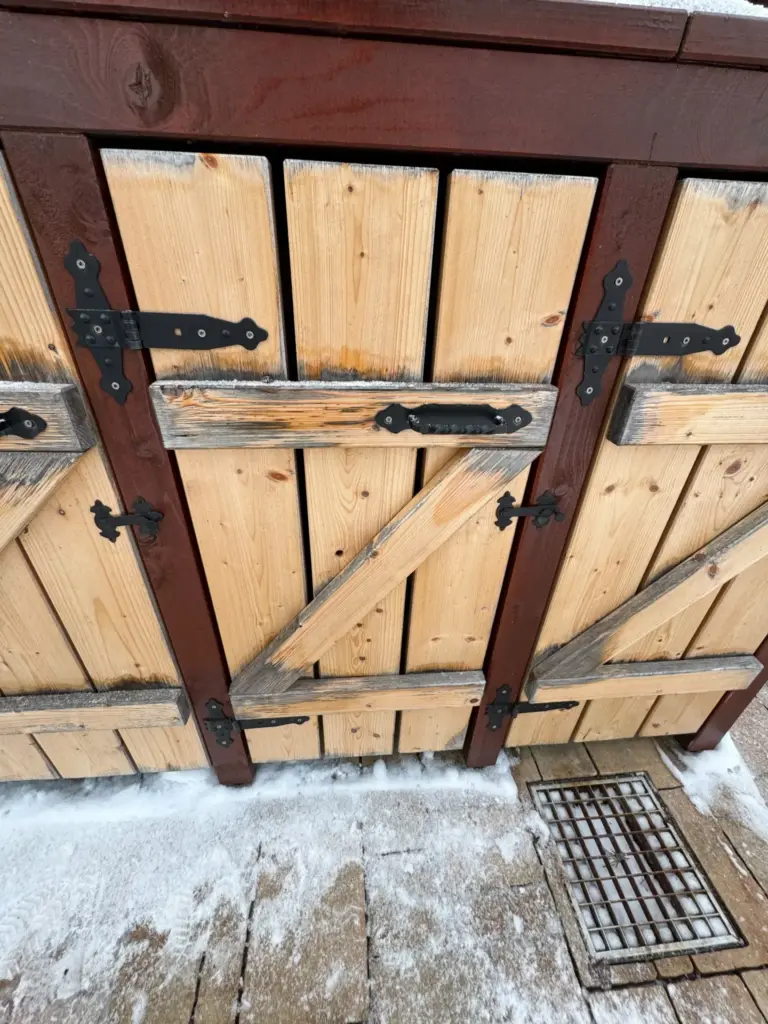 Verfärbungen an den ehemals hellen Holzbrettern und Querleisten im Winter