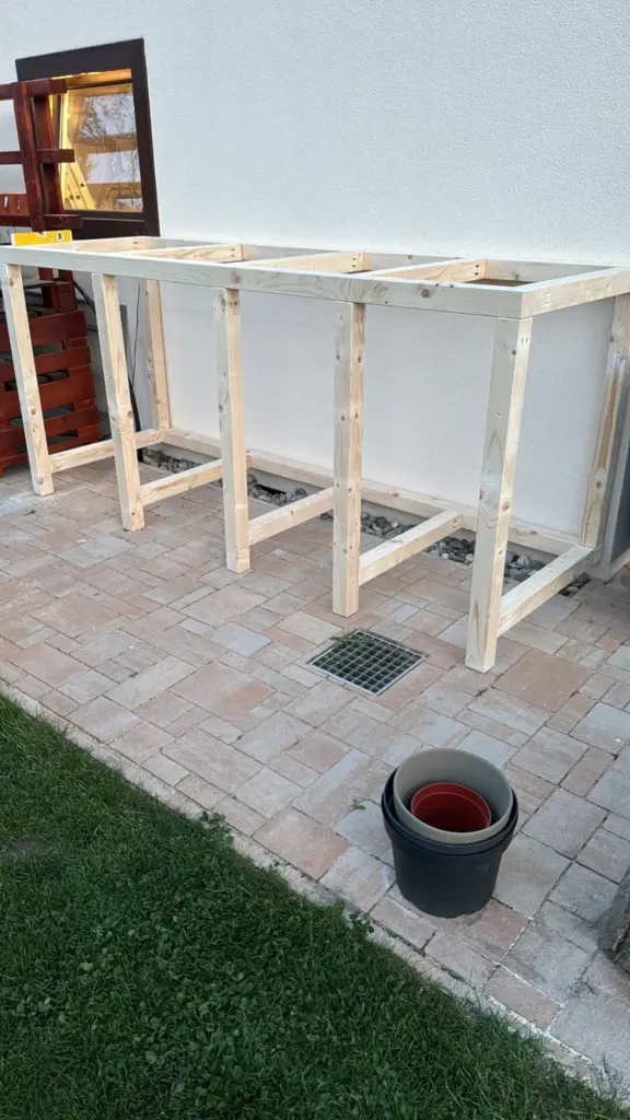 Noch unbehandeltes Holzgerüst der Mülltonnenbox mit Pfosten und Querhölzern