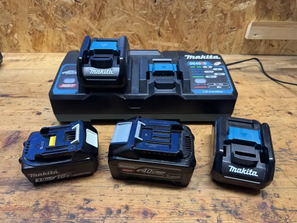 Makita Originalakkus aus LXT und XGT mit Ladegerät auf der Werkbank