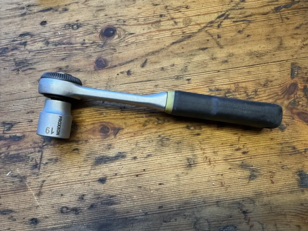 PROXXON 3/8-Zoll-Ratsche mit aufgesteckter 19-mm-Stecknuss