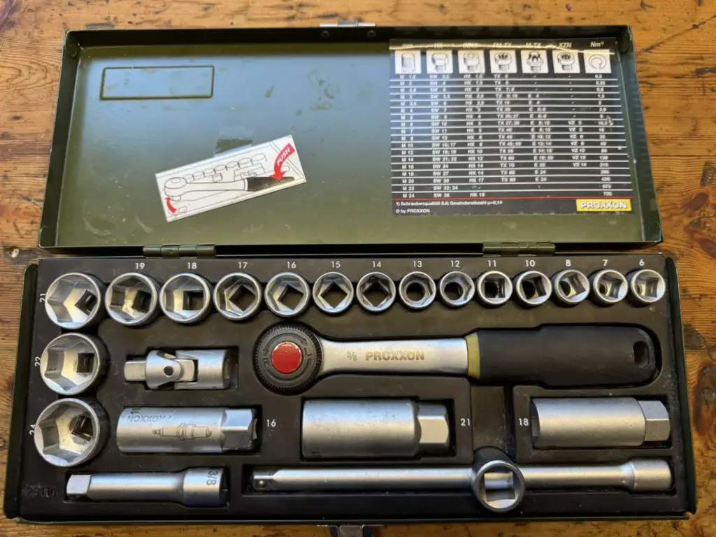 Geöffneter PROXXON 23 110 Steckschlüsselsatz mit 3/8-Zoll-Ratsche und Stecknüssen