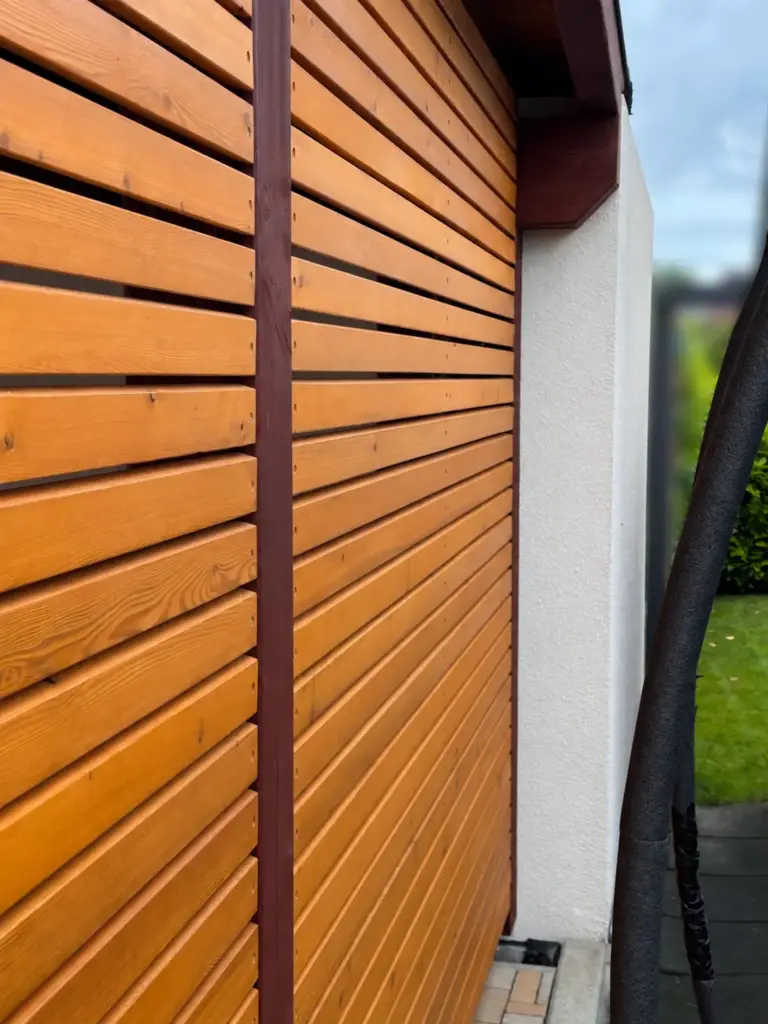 Rhombusleisten am Carport montieren: fertige Verkleidung an der rechten Seite