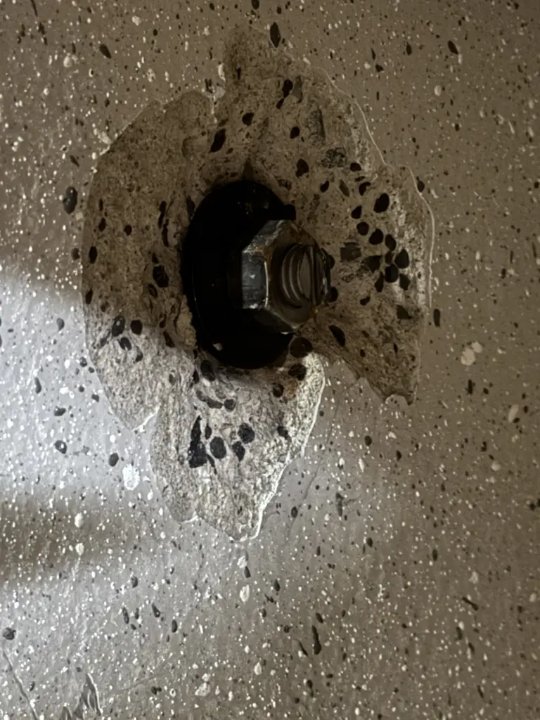 Von innen sichtbare Muttern und gekürzte Schraubenenden am Carport