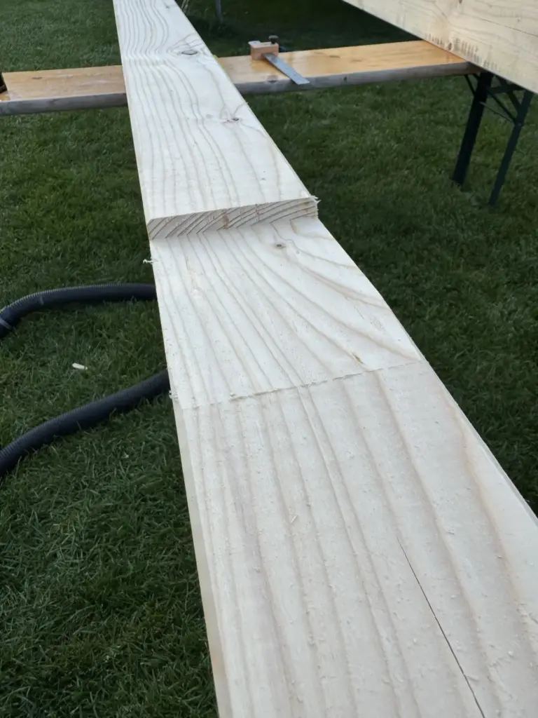 Langer 10 x 20 cm Carport-Sparren mit gefräster Ausklinkung für eine der drei Pfetten