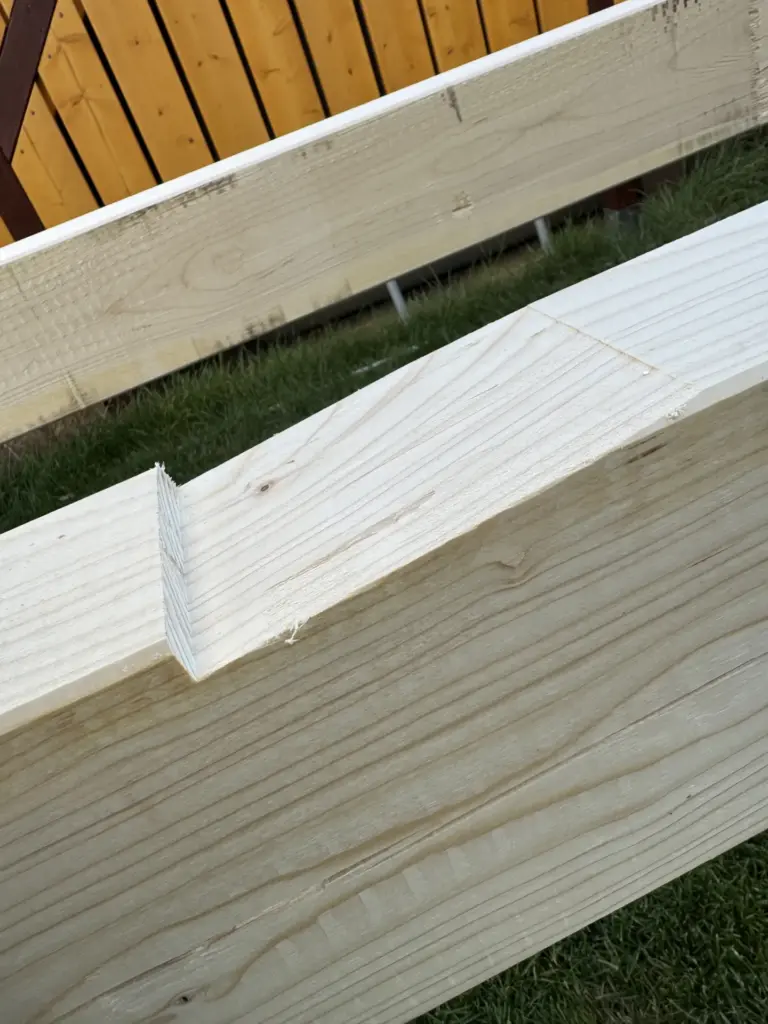 Sparren ausklinken – fertig ausgefräste Auflage an einem 10 x 20 cm Sparren für die Pfette des Carports
