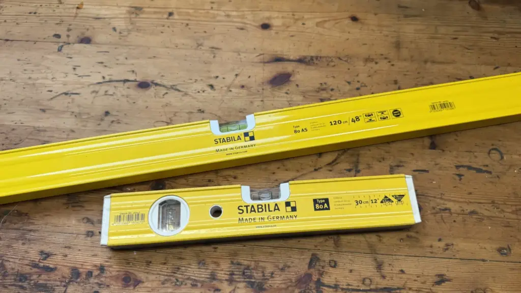 Kurze Stabila 80 A und lange Stabila 80 AS Wasserwaage schräg auf einer Werkbank