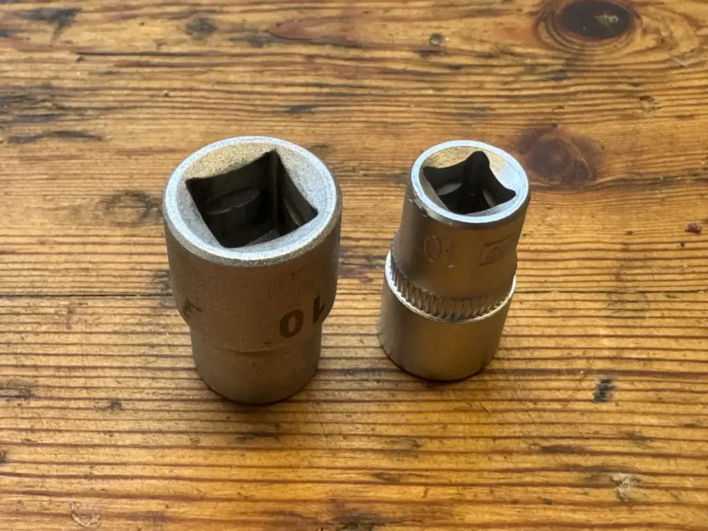 Zwei 10-mm-Stecknüsse mit unterschiedlich großen Vierkantaufnahmen für 1/4 und 3/8 Zoll