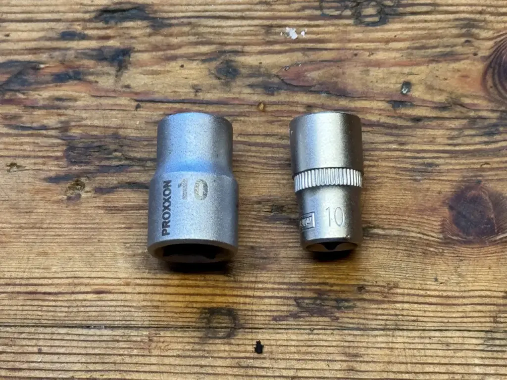 Zwei 10-mm-Stecknüsse unterschiedlicher Ratschen-Systeme nebeneinander
