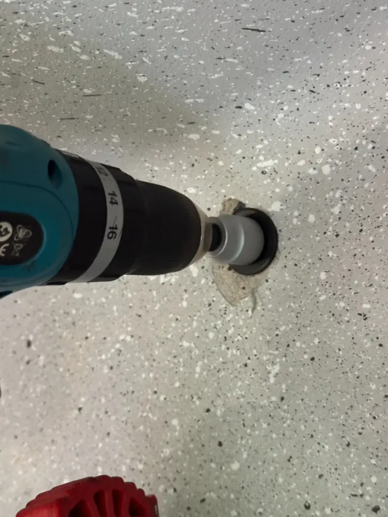 Stecknuss mit Akkuschrauber an einer Schlossschraube meines Carports