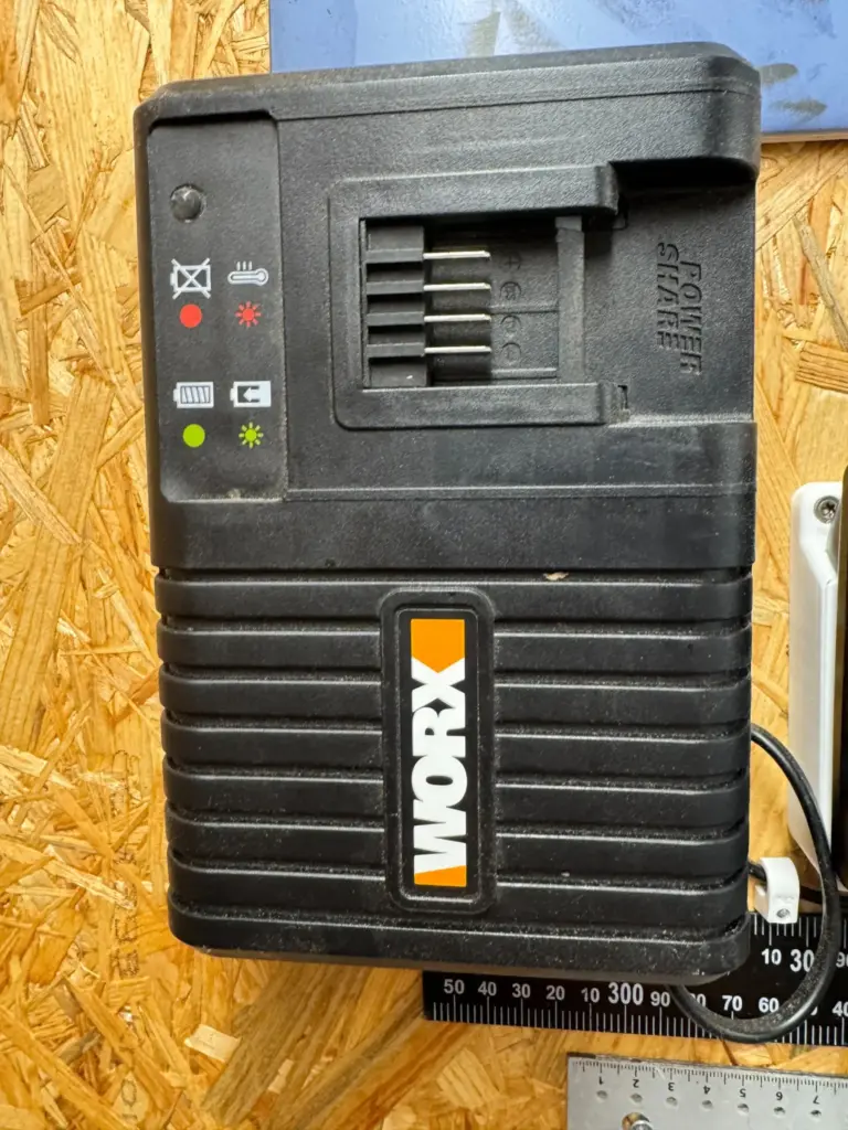 Worx Einfachladegerät fest an meiner Werkstattwand montiert