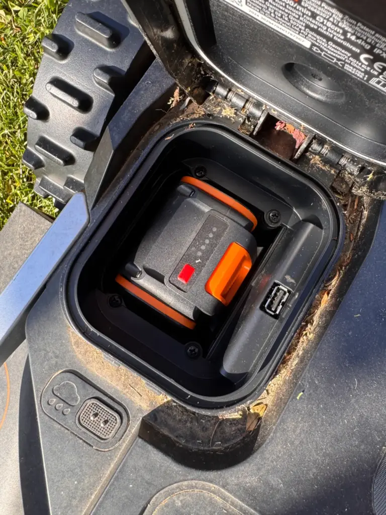 Worx Vision Akku im Akkufach des Landroid Vision M WR206E