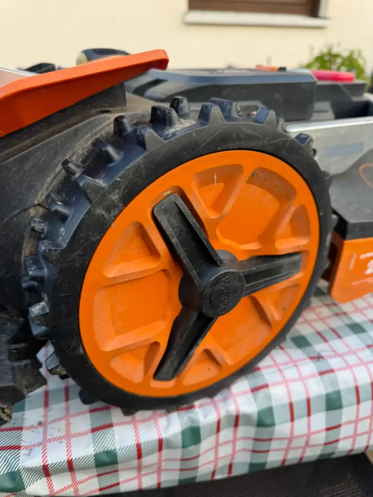 Wieder montiertes Antriebsrad am Worx Landroid Vision M