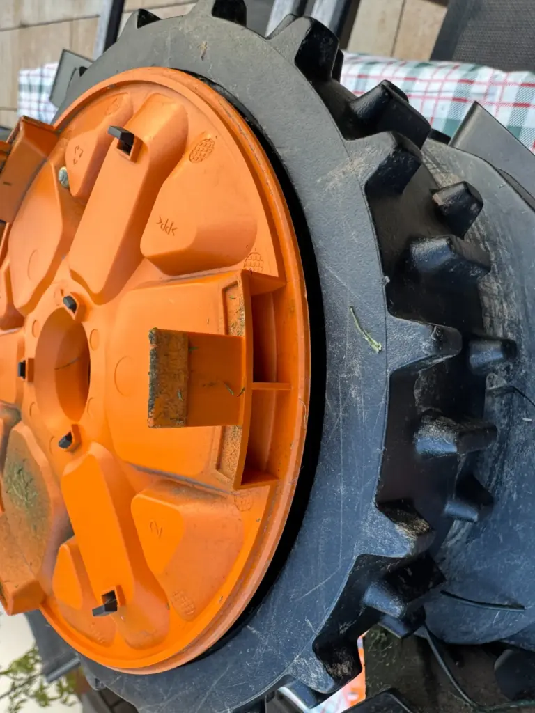 Rückseite der orangefarbenen Worx Vision Radabdeckung mit Halteclips
