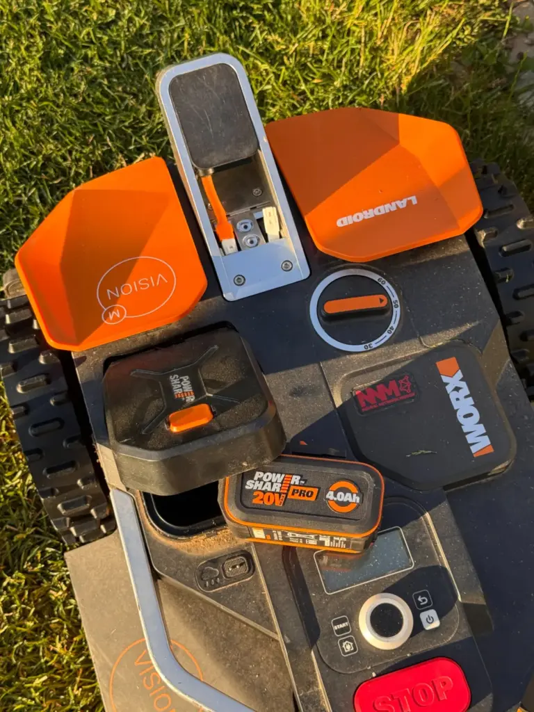 Worx WA3644 PowerShare Pro 4 Ah neben meinem Landroid Vision M