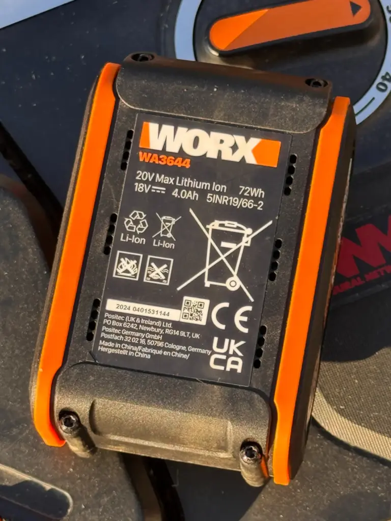 Typenschild des Worx WA3644 mit 18 V, 4 Ah und 72 Wh