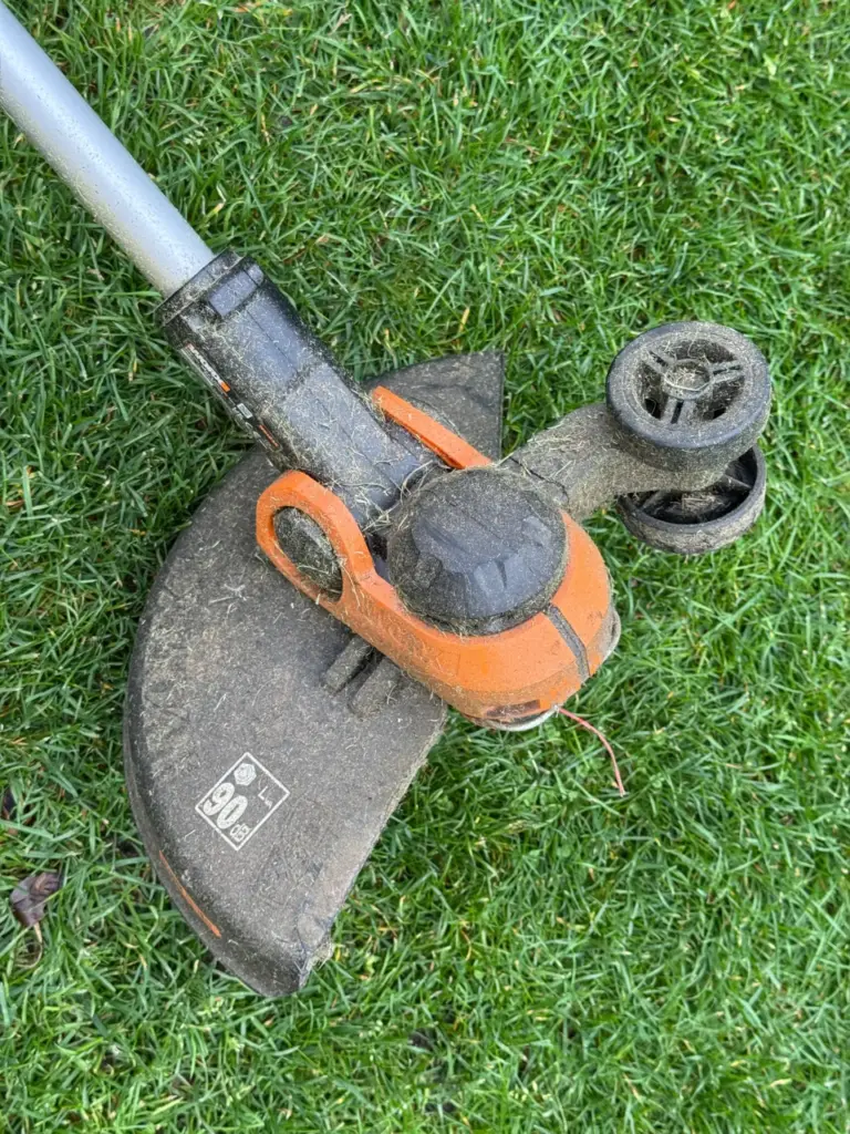 Worx WG163E Erfahrungen mit Kantenschneider Rad an Rasenkanten