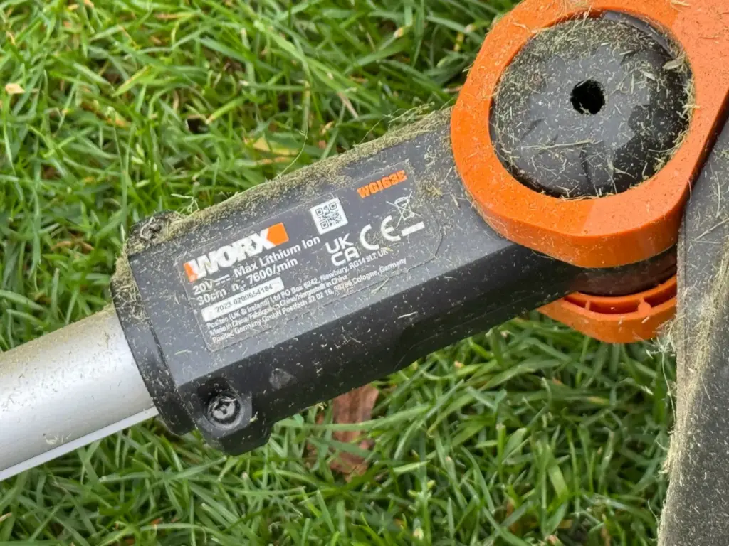 Typenschild des Worx WG163E mit 20V Max und 7600 Umdrehungen pro Minute