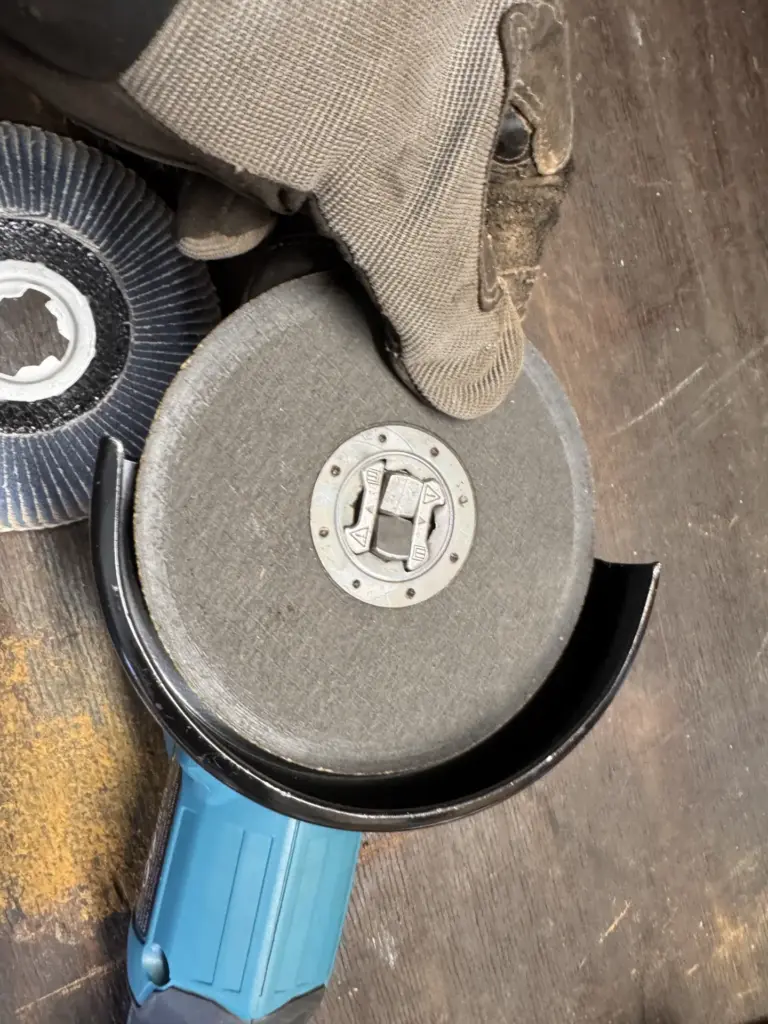 X-LOCK Aufnahme am Makita DGA521 mit montierter Scheibe
