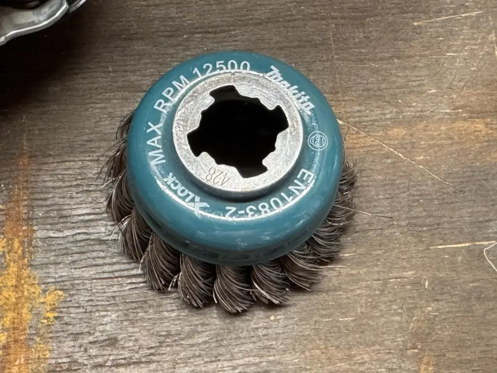 X-LOCK Zubehör gezopfte Makita Topfbürste zum Entrosten von Metall