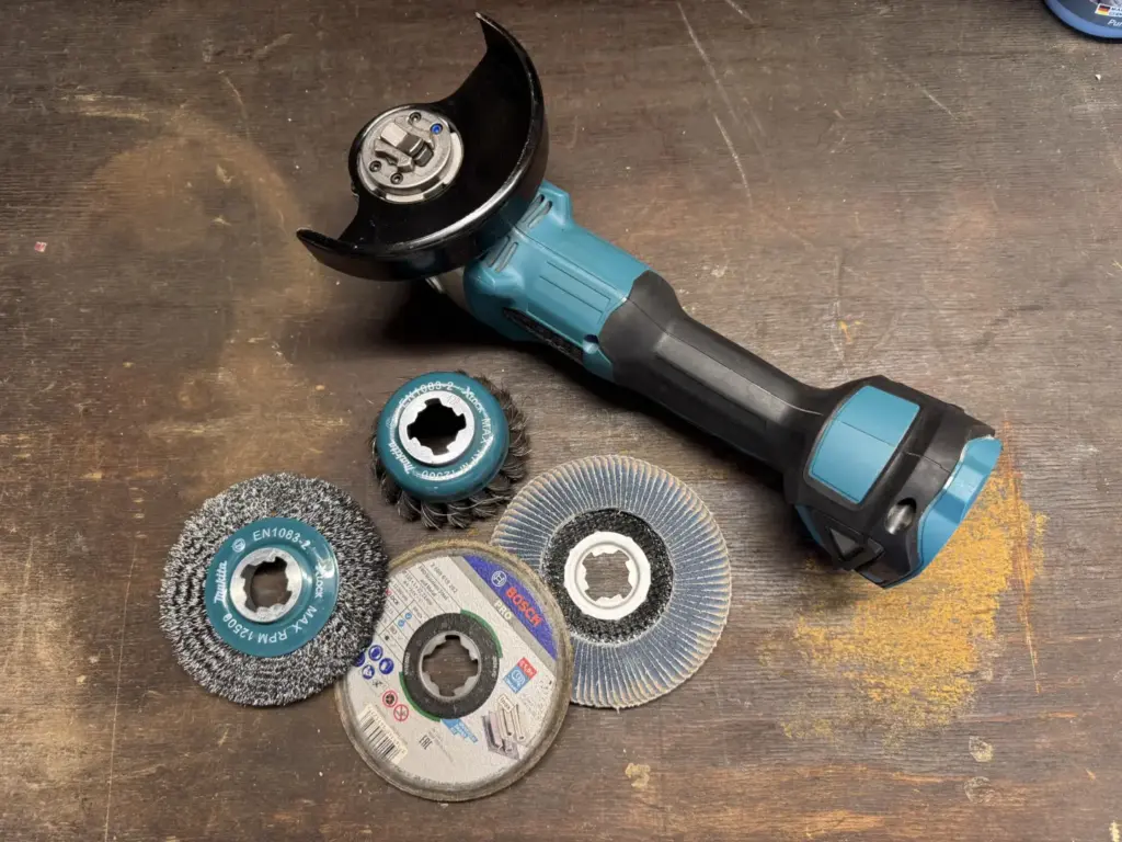 X-LOCK Zubehör am Makita DGA521 mit verschiedenen Bürsten und Scheiben