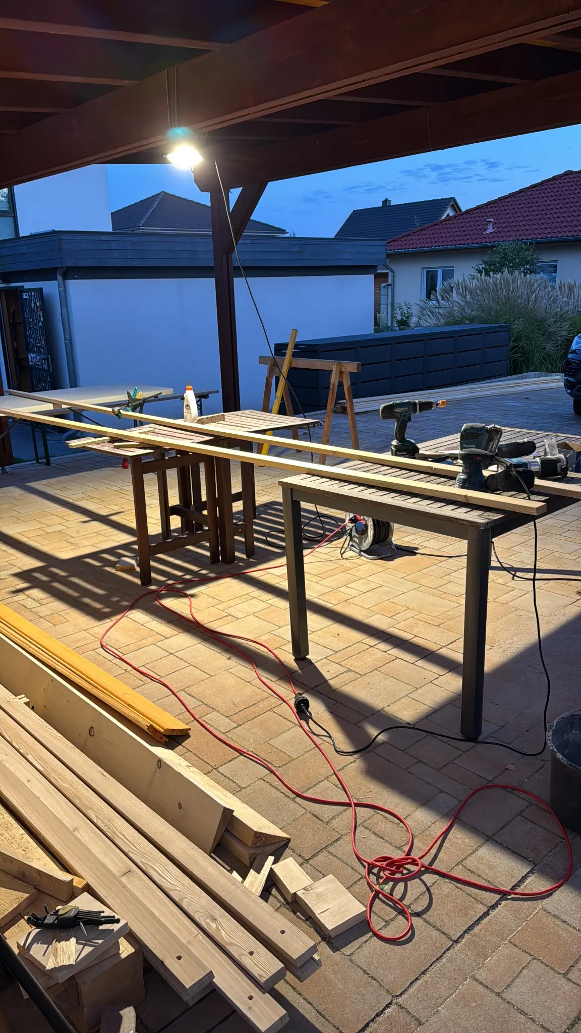 Abendliche Carport-Arbeiten bei provisorischer Beleuchtung