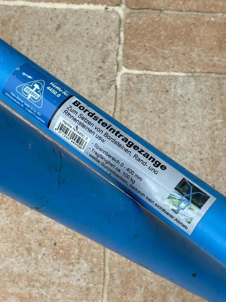 Randsteine setzen: Typenschild der HaWe Bordsteintragezange Nummer 4450.0