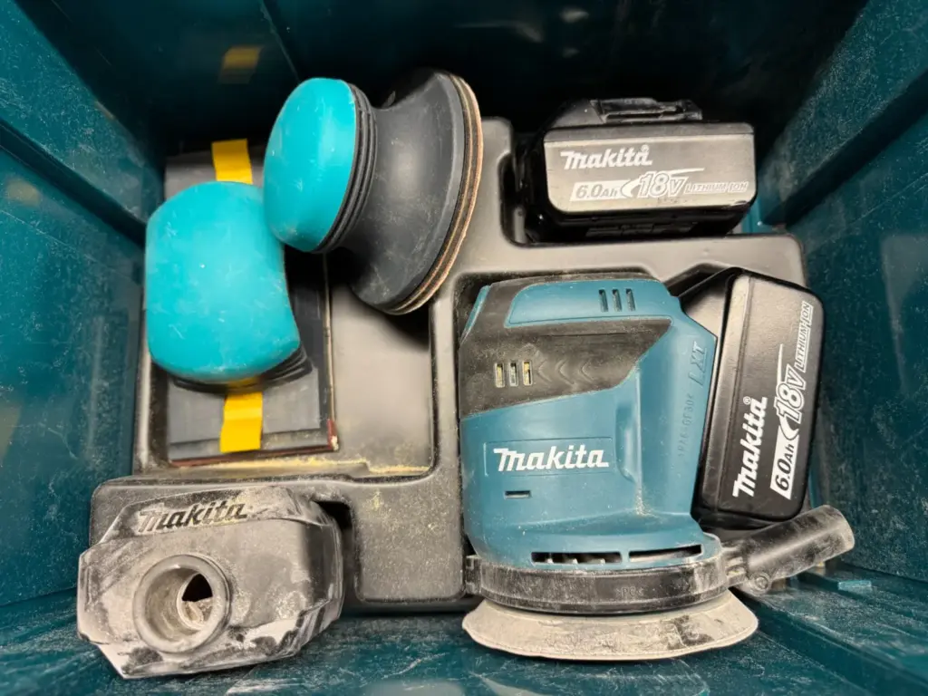 Makita DBO180 mit Akku, Staubbox und zusätzlichem Schleifzubehör im MAKPAC