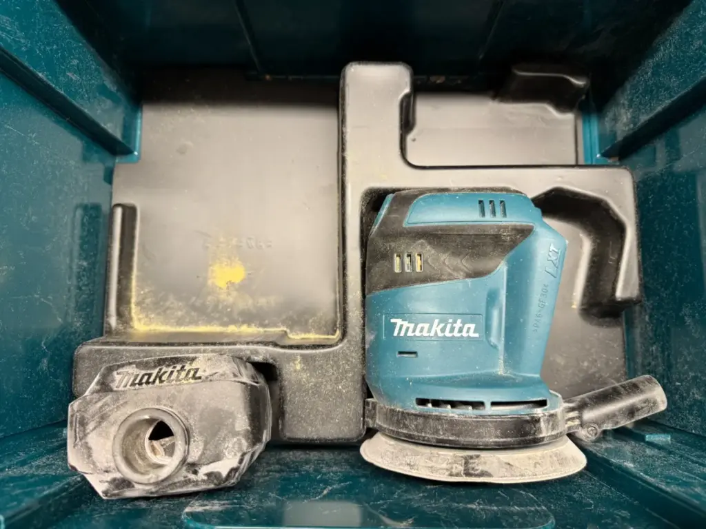 Makita DBO180 und Staubbox in einem offenen MAKPAC mit schwarzer Einlage