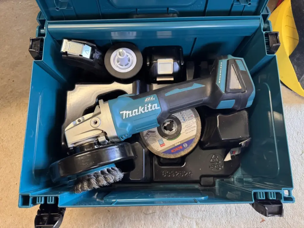 Makita Akku-Winkelschleifer DGA521 mit X-LOCK-Zubehör in schwarzer MAKPAC-Einlage