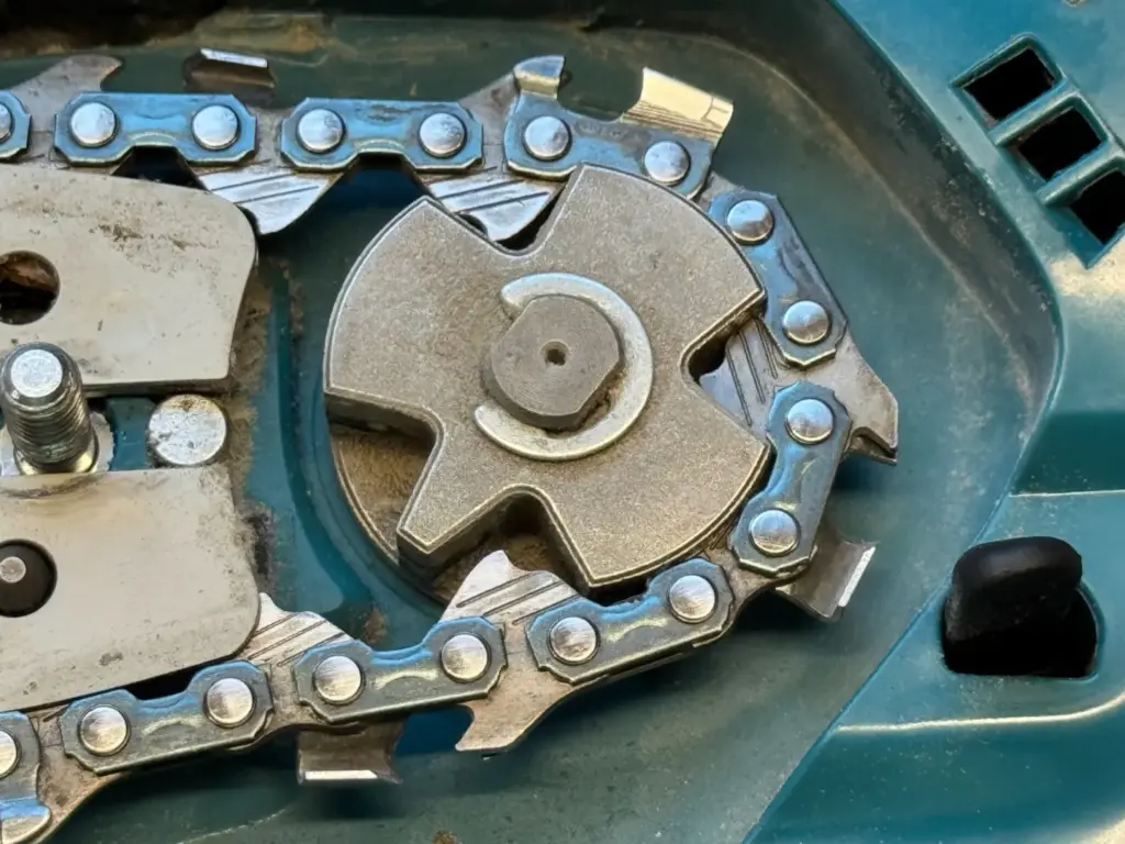 Makita DUC101 mit eigener 10-cm-Sägekette, Kettenrad und Führungsschiene
