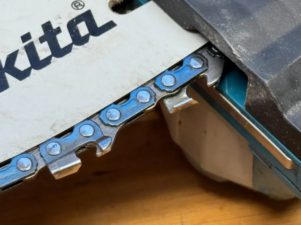 Makita DUC101 Ersatzkette oder nachspannen: Sägekette an der Führungsschiene meiner Astsäge
