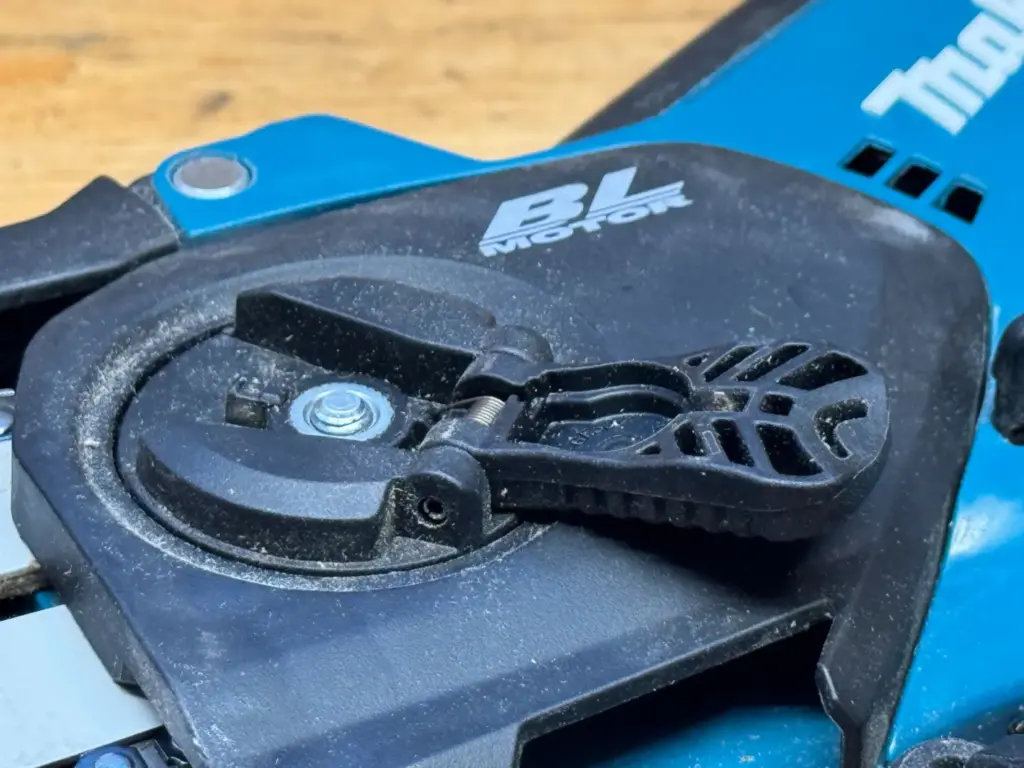 Makita DUC101 Ersatzkette: geöffneter Spannhebel am Kettenraddeckel meines Geräts