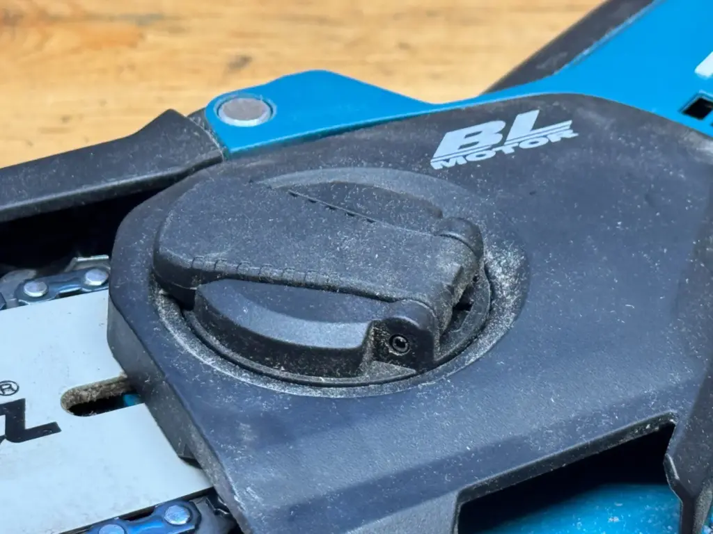 Makita DUC101 Spannhebel nach dem Kette spannen geschlossen