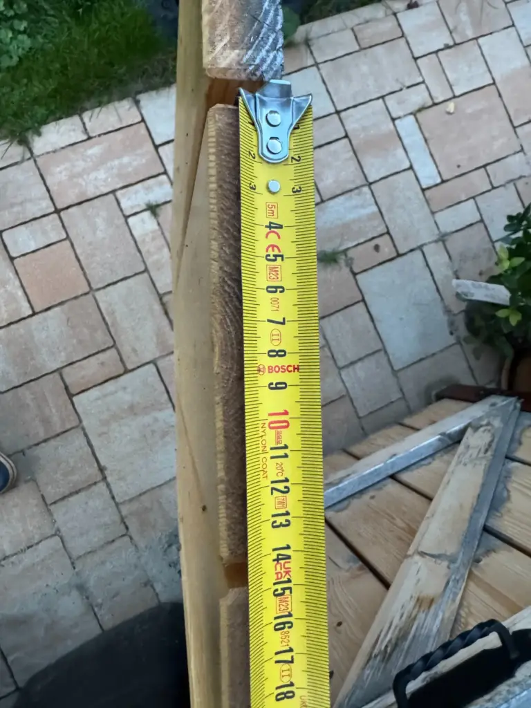 Bosch-Bandmaß an einem 145 mm breiten Brett meiner Mülltonnenbox-Tür